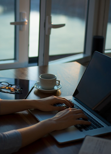 Persona sentada viendo un portátil