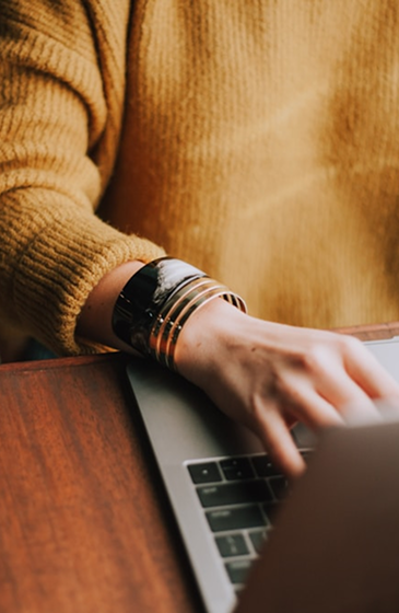 Persona sentada viendo un portátil